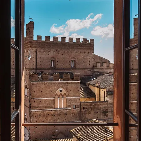 Lägenhet Torre Dei Lambertini Windows On Piazza Del Campo - Residenza D'epoca Siena