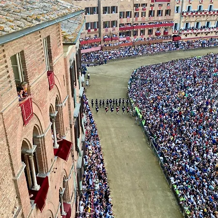 Апартаменты Torre Dei Lambertini Windows On Piazza Del Campo - Residenza D'epoca